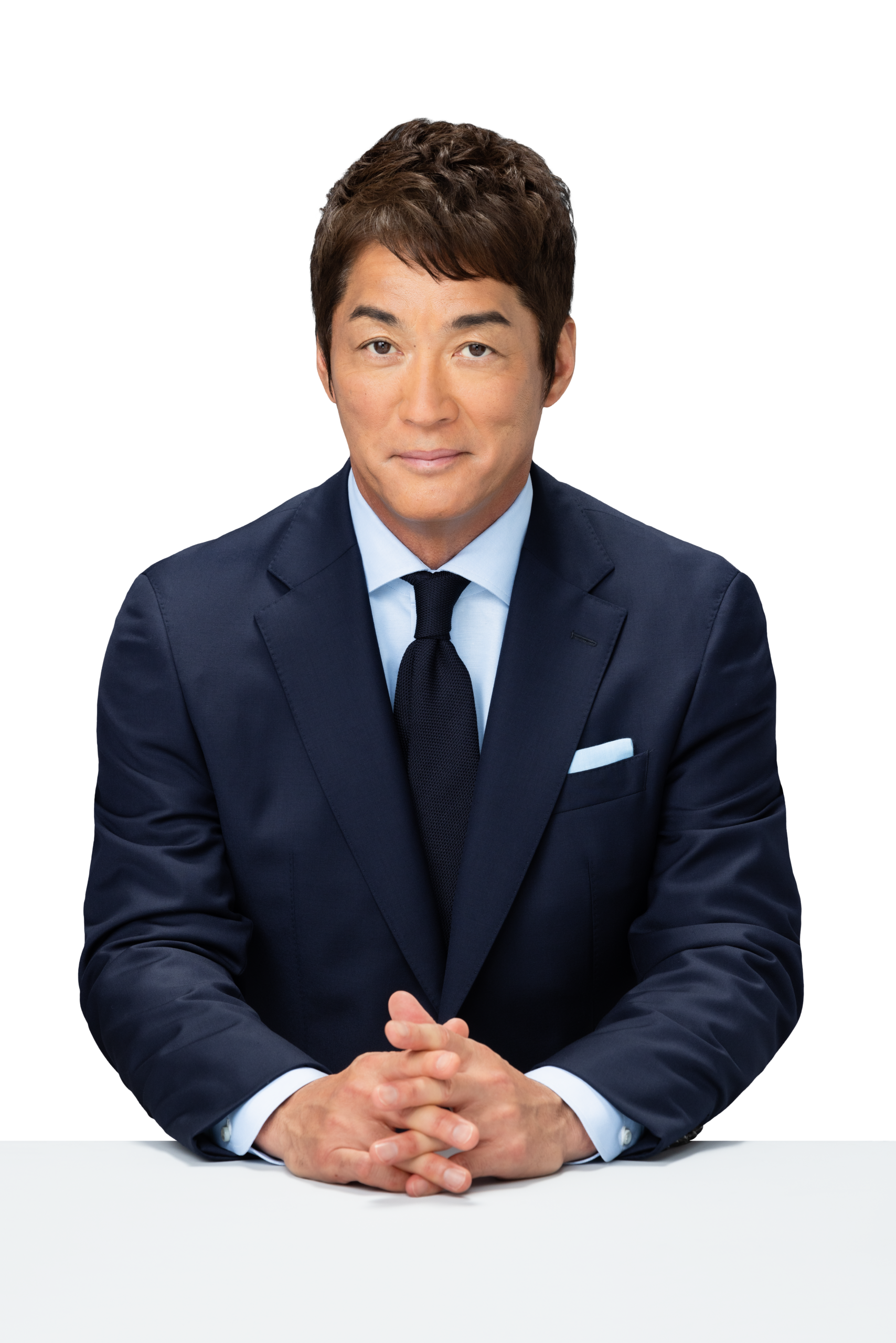 机に手を置き正面を向く長嶋一茂