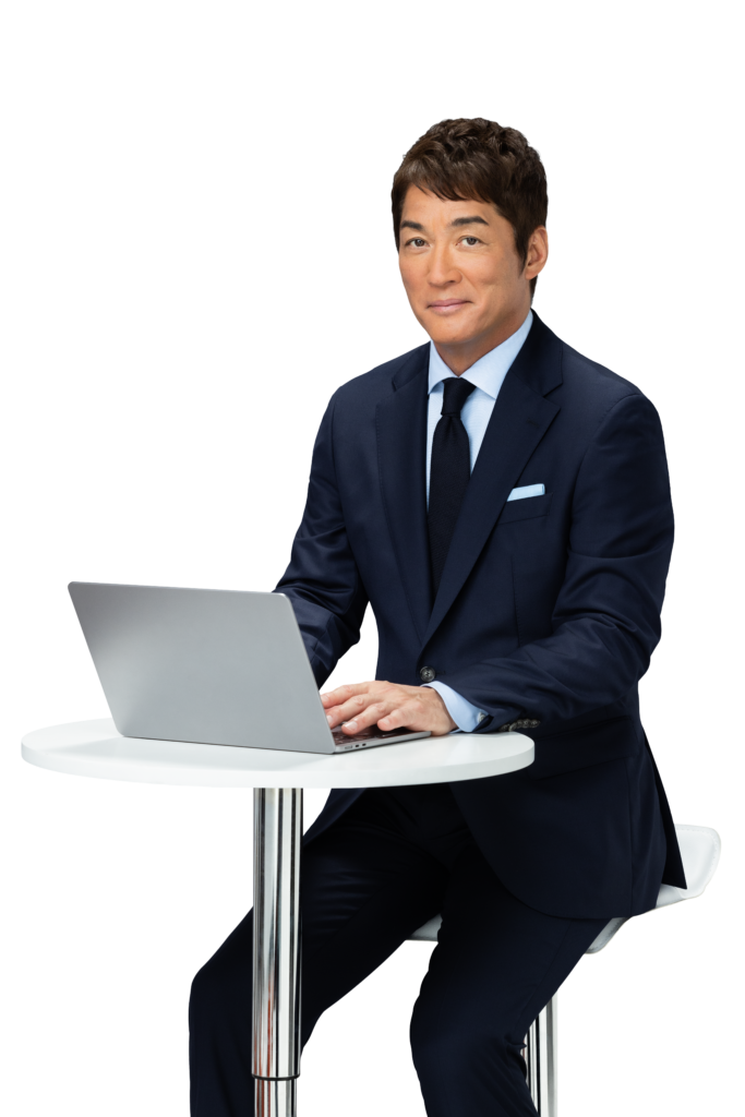 ノートパソコンの前に座る長嶋一茂